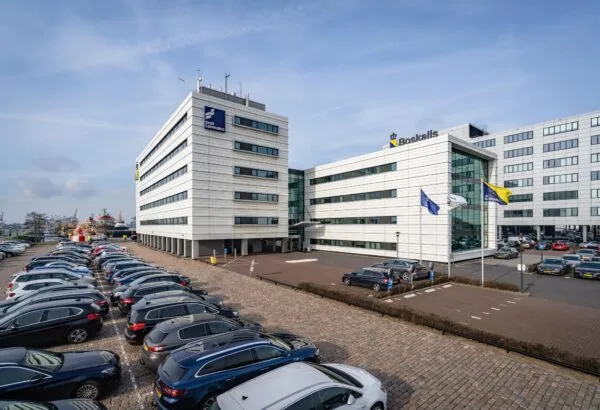 Kantoorcomplex van Boskalis en Smit Lamnalco aan de Waalhaven met parkeerplaats op de voorgrond.